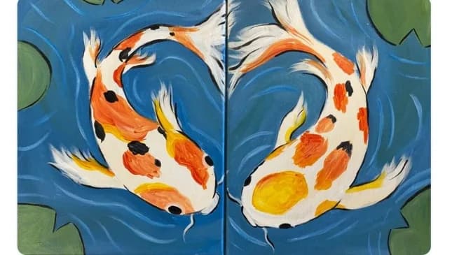 Díptico de dos lienzos con peces koi naranjas y blancos sobre agua azul, obra del evento Pinta un Díptico en Pareja