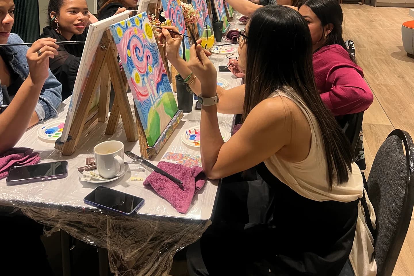 Evento de recaudación de fondos con pintura en vivo organizado por Paints & Drinks