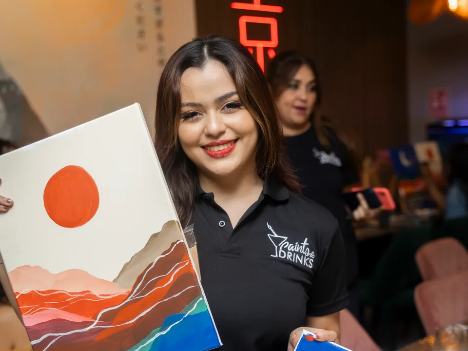 Persona regalando una experiencia de pintura de Paints & Drinks
