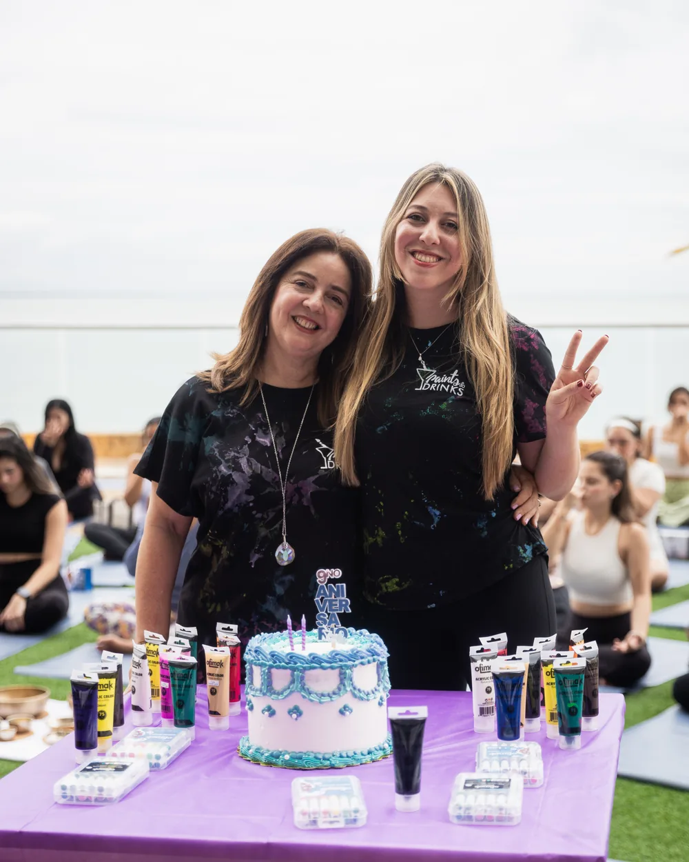 Irgia Barros y Jessica Vaca, madre e hija fundadoras de Paints & Drinks