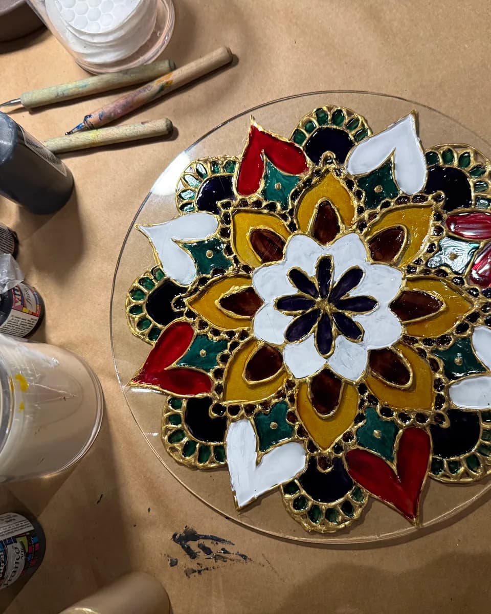 Obra de mandala en vitral creada en vivo en un evento de Paints & Drinks