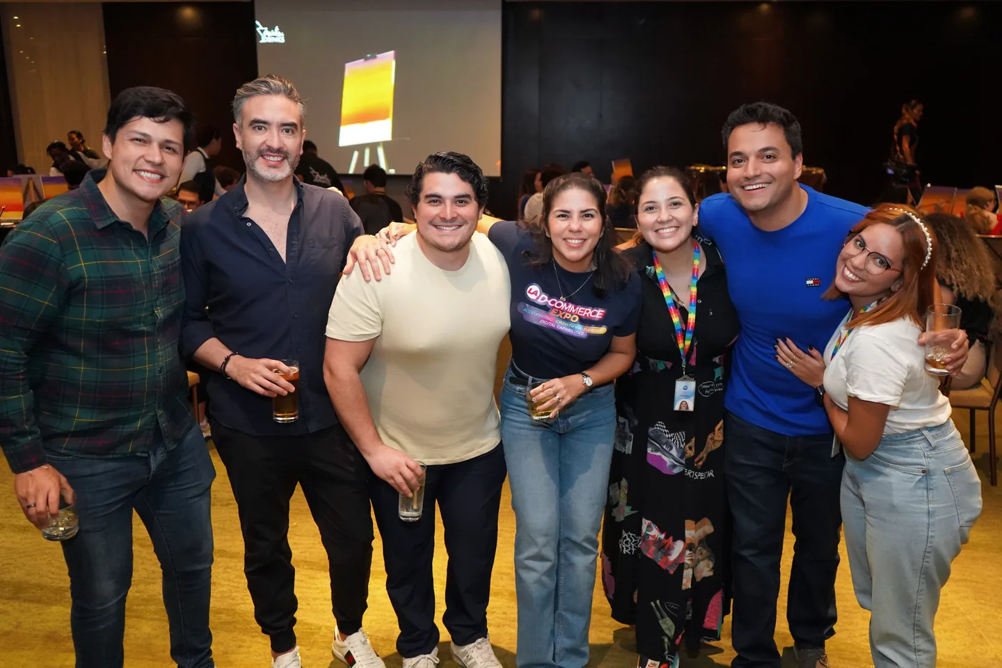 Equipo de una empresa pintando en una actividad de team building de Paints & Drinks