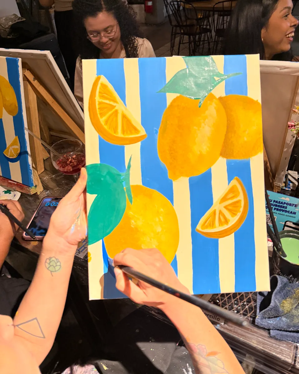 Lienzo de limones sobre rayas azules al estilo mediterráneo, pintado en una noche de Paint & Karaoke